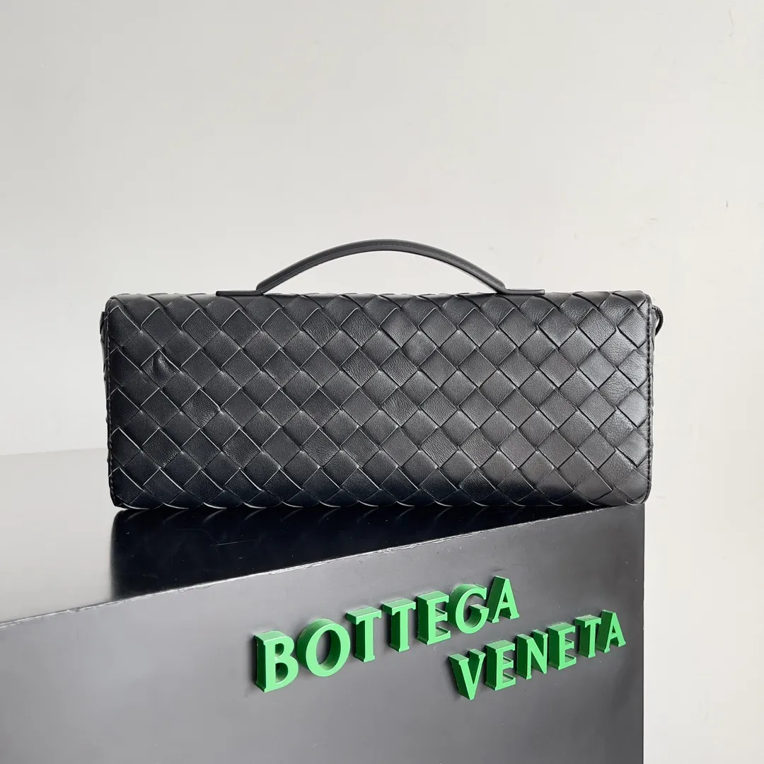 The batch of 1360 BV Andiamo evening handbags has been heavily planted again~ The designer aesthetics in the era of economic downturn are back. I fall in love with it at first sight and can't put it down. It's so beautiful and full of aura. The shape and texture are very competitive. It's light in weight and has sufficient capacity. It's a must-have for fashionistas. It's suitable for many occasions, minimalist, high-end and light luxury. Model No.: 741511 Size: 31*13*3cm